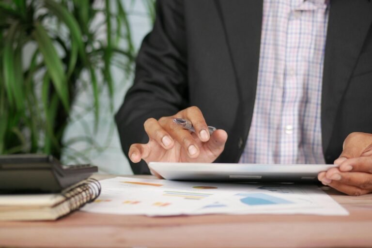 Entrepreneur consultant une tablette avec des graphiques financiers pour choisir son compte bancaire professionnel