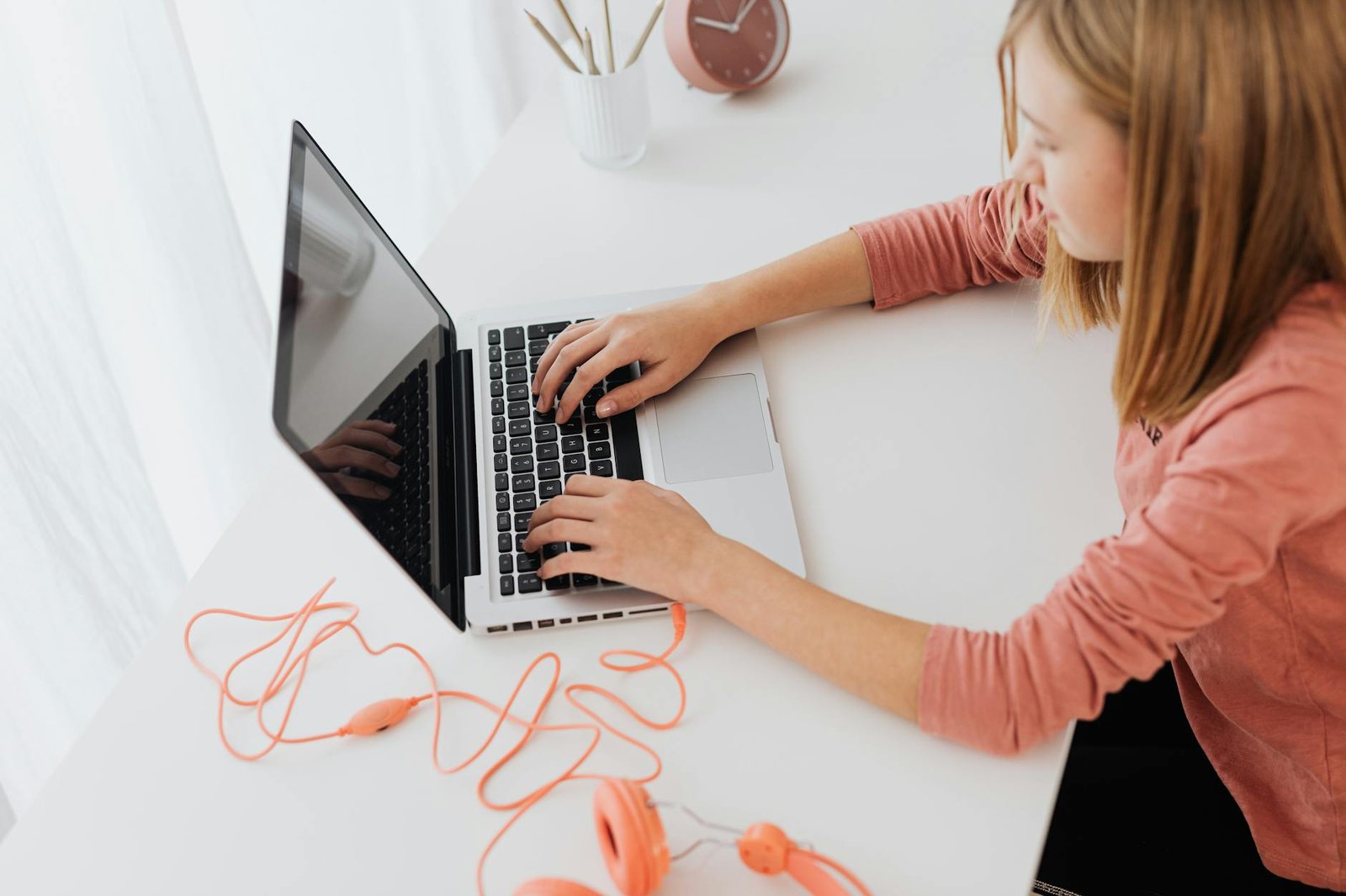 Eleve de college travaillant sur ordinateur portable pour acceder a CyberCollege